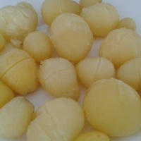 Šúpanie varených zemiakov v šupke (fotopostup)