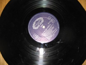 Žalúziová mozaika na gramofónovej platni s dekoráciou (fotopostup) - obrázok 2