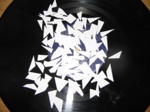 Žalúziová mozaika na gramofónovej platni s dekoráciou (fotopostup) - obrázok 4