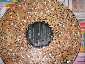 Žalúziová mozaika na gramofónovej platni s dekoráciou (fotopostup) - obrázok 5