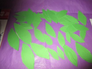 Recy veci: Vianočný zeleno-strieborný venček z papiera (fotopostup) - obrázok 8