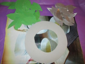 Recy veci: Vianočný zeleno-strieborný venček z papiera (fotopostup) - obrázok 10