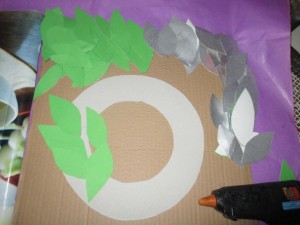 Recy veci: Vianočný zeleno-strieborný venček z papiera (fotopostup) - obrázok 11