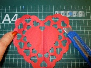 Valentínska papierová girlanda plná srdiečok (fotopostup) - obrázok 7