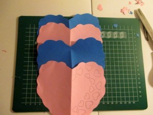 Valentínska papierová girlanda plná srdiečok (fotopostup) - obrázok 8