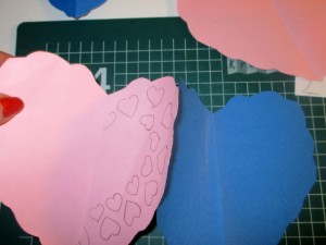 Valentínska papierová girlanda plná srdiečok (fotopostup) - obrázok 11