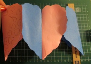Valentínska papierová girlanda plná srdiečok (fotopostup) - obrázok 17