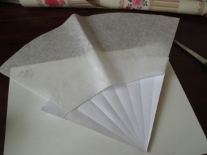 Papierové kornútiky na sladkosti (fotopostup) - obrázok 10