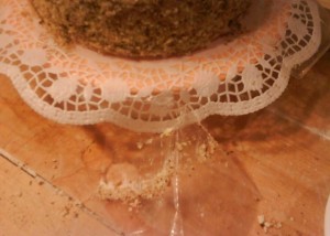 Ako ochrániť ozdobný obrúsok pod tortou (fotopostup) - obrázok 6