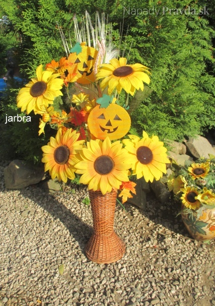 Jesenná dekorácia v exteriéri - slnečnice s tekvičkami