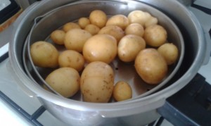 Šúpanie varených zemiakov v šupke (fotopostup) - obrázok 2