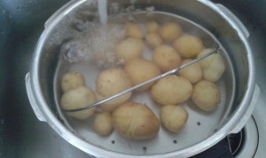 Šúpanie varených zemiakov v šupke (fotopostup) - obrázok 3
