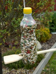 Kŕmidlo pre vtáky z plastovej fľaše - obrázok 5