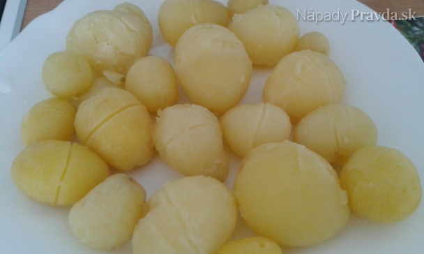 Šúpanie varených zemiakov v šupke (fotopostup)