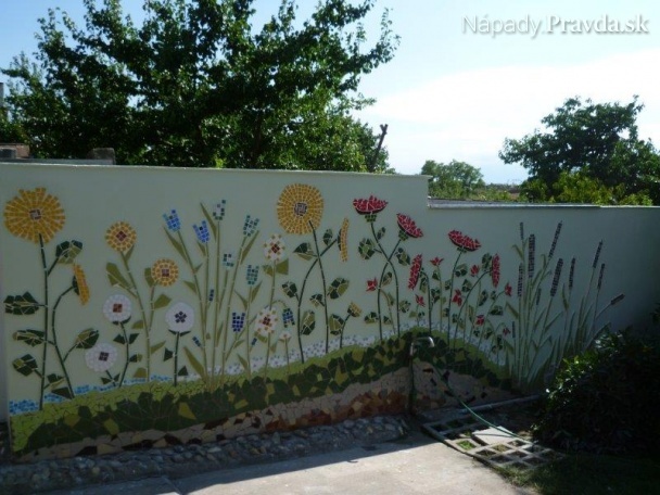 Mozaikový múr na záhradke