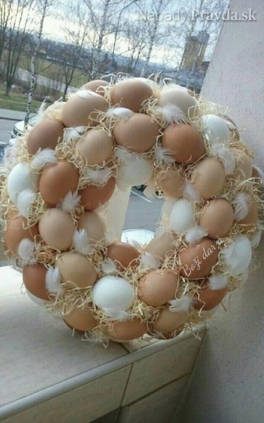 Veľkonočný veniec z vyfúknutých vajíčok